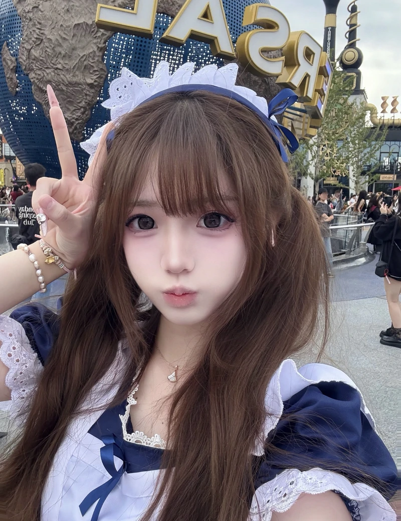 Gái đẹp mặc đồ hầu gái trên phố