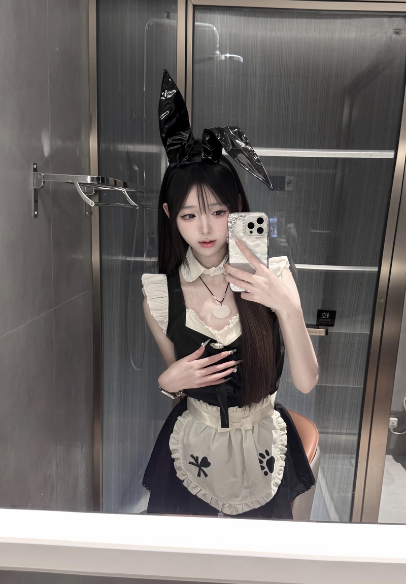 Gái đẹp mặc đồ hầu gái trong thang máy