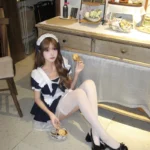 Gái xinh mặc đồ hầu gái cầm chiếc bánh