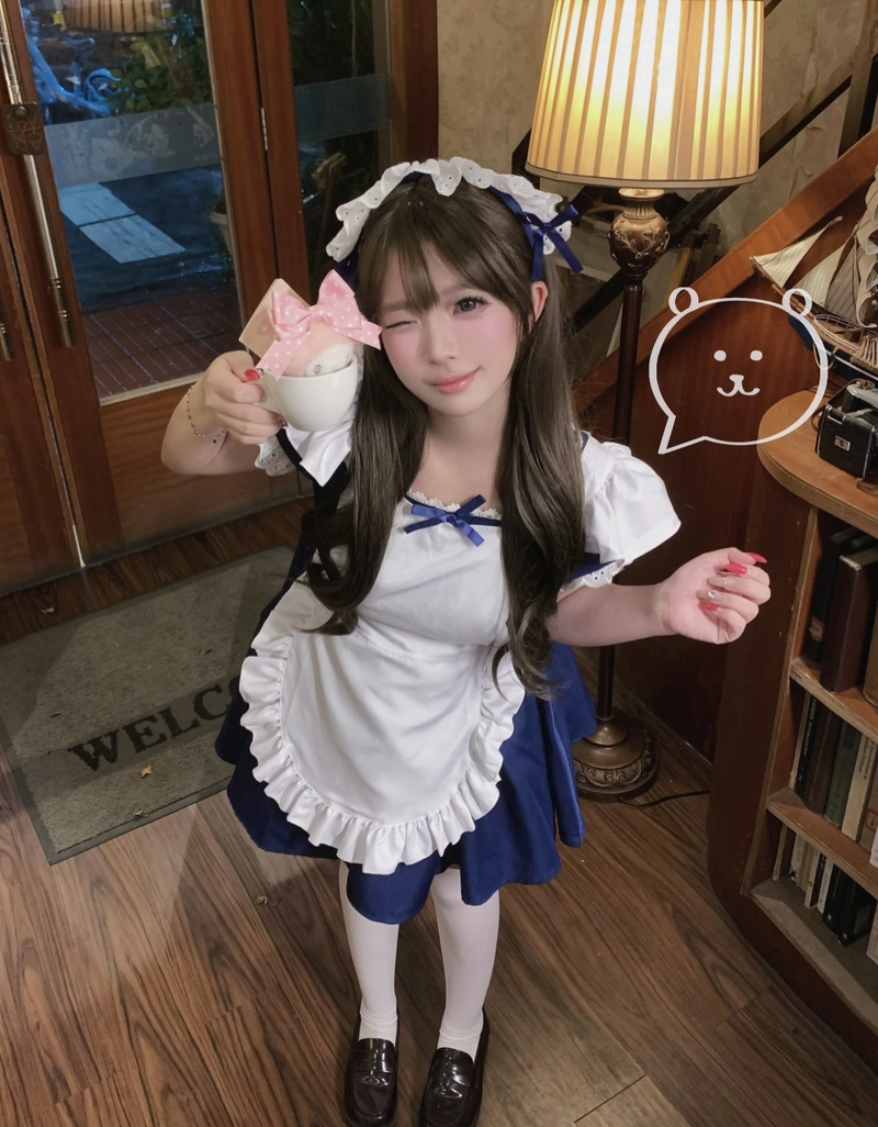 Gái xinh mặc đồ hầu gái tặng bạn cái cốc