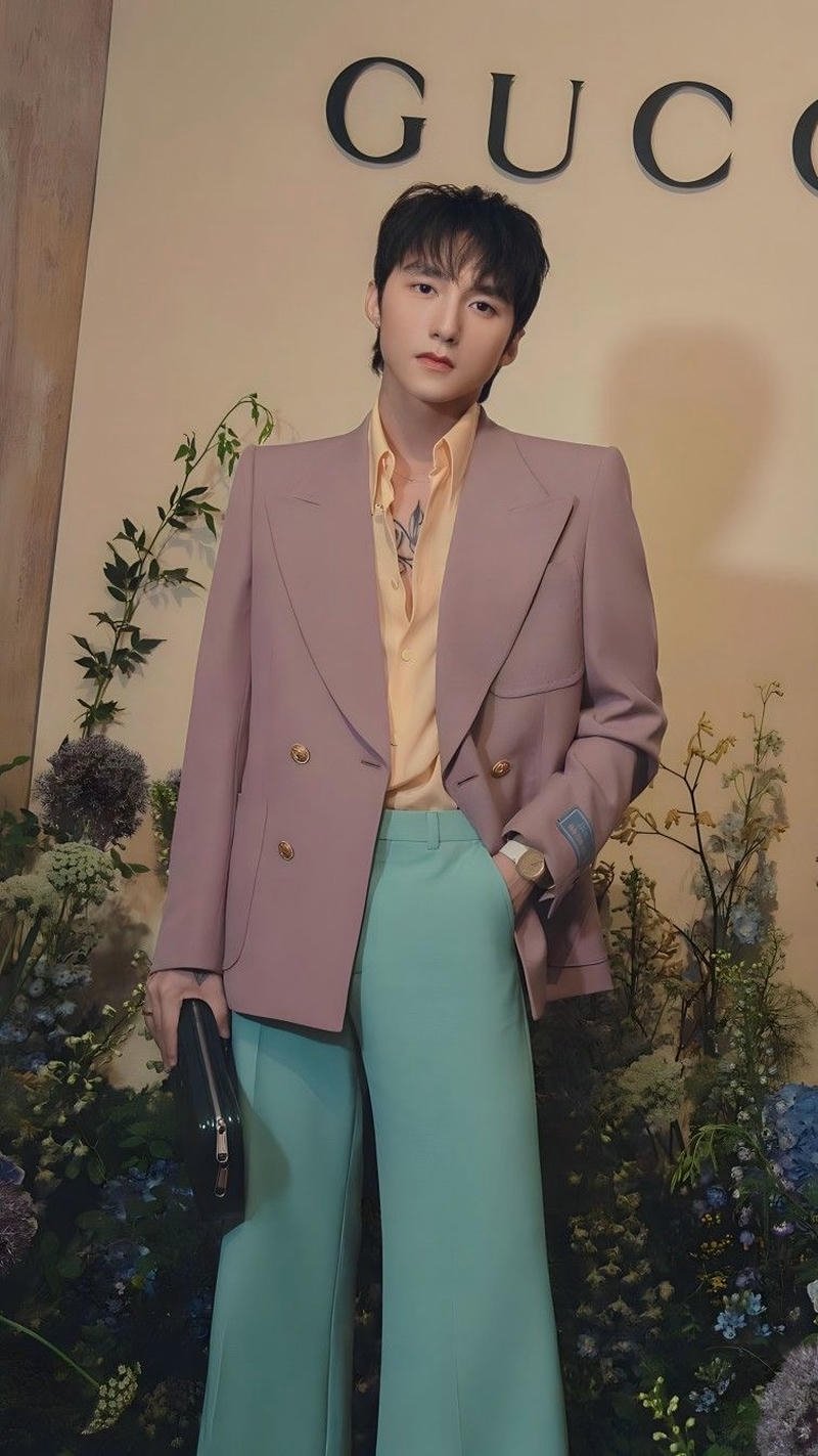 HÌnh nền Sơn Tùng MTP biểu diễn với thần thái chuyên nghiệp