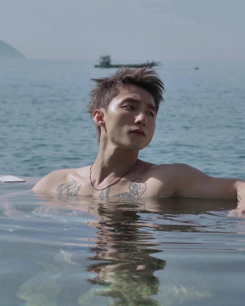 HÌnh nền Sơn Tùng MTP nhìn nghiêng đầy thần thái cuốn hút