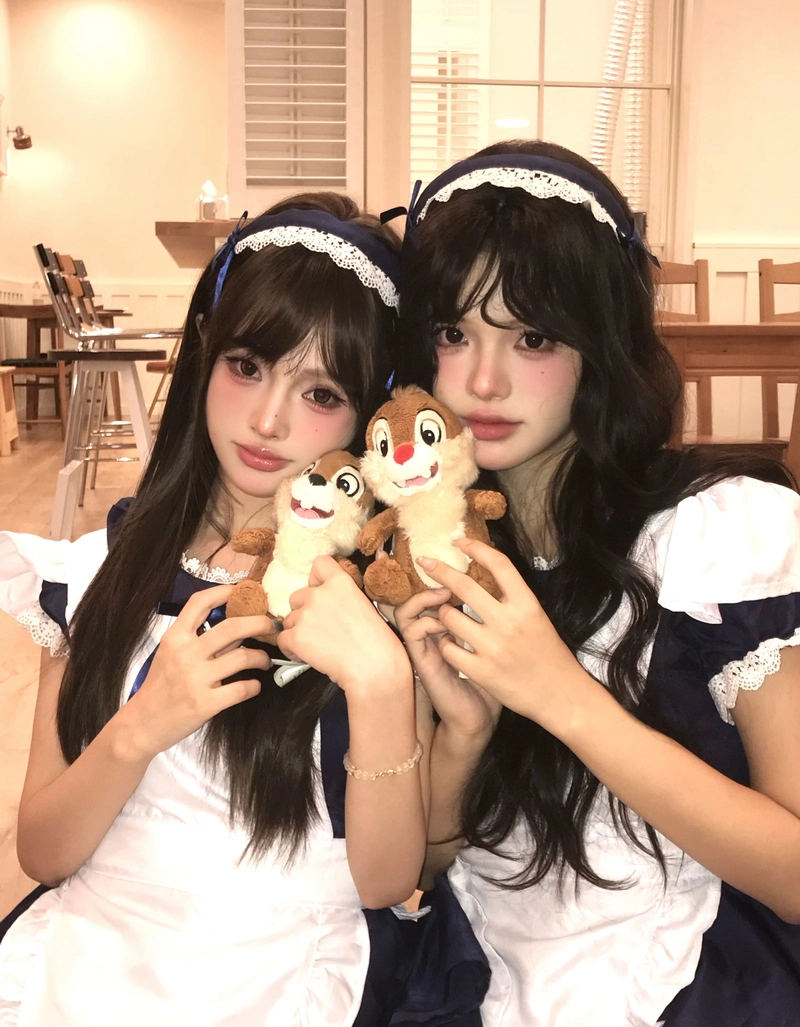 Hình 2 gái xinh mặc đồ hầu gái