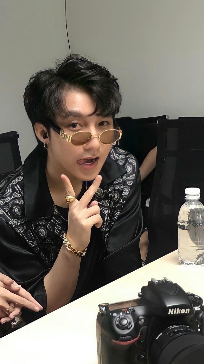 Hình Sơn Tùng MTP nhìn thẳng camera với ánh mắt sắc sảo