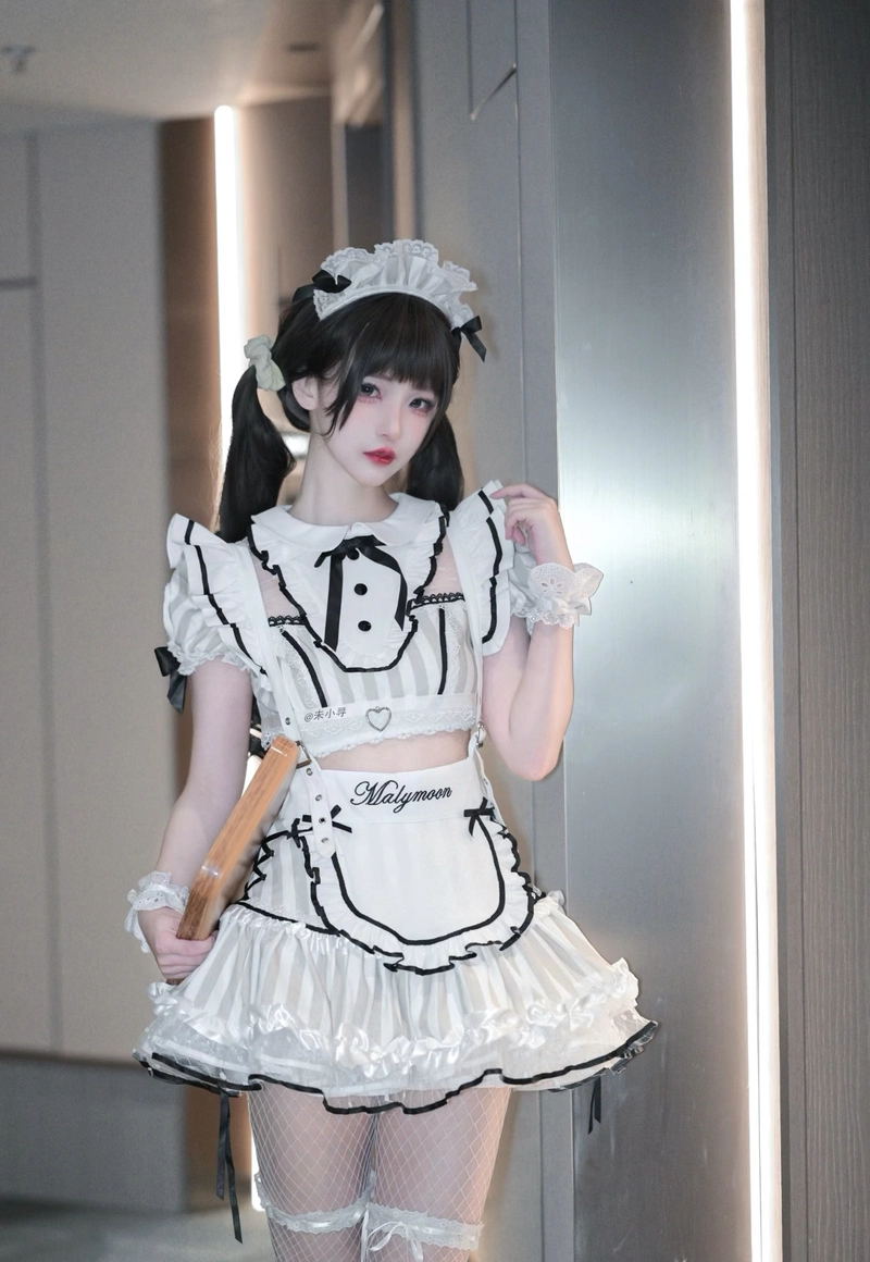 Hình ảnh gái xinh mặc đồ hầu gái full đồ trắng