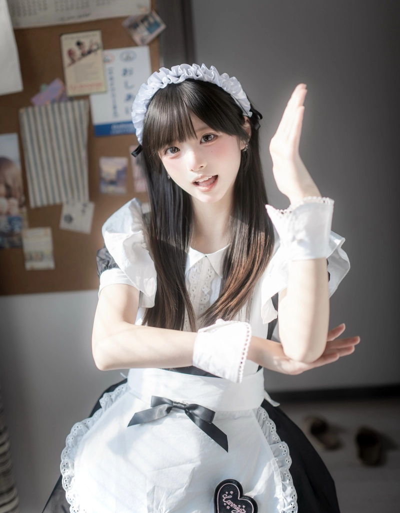 Hình ảnh gái xinh mặc đồ hầu gái lấp lánh