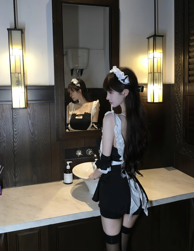 Hình ảnh gái xinh mặc đồ hầu gái tạo dáng quay lưng