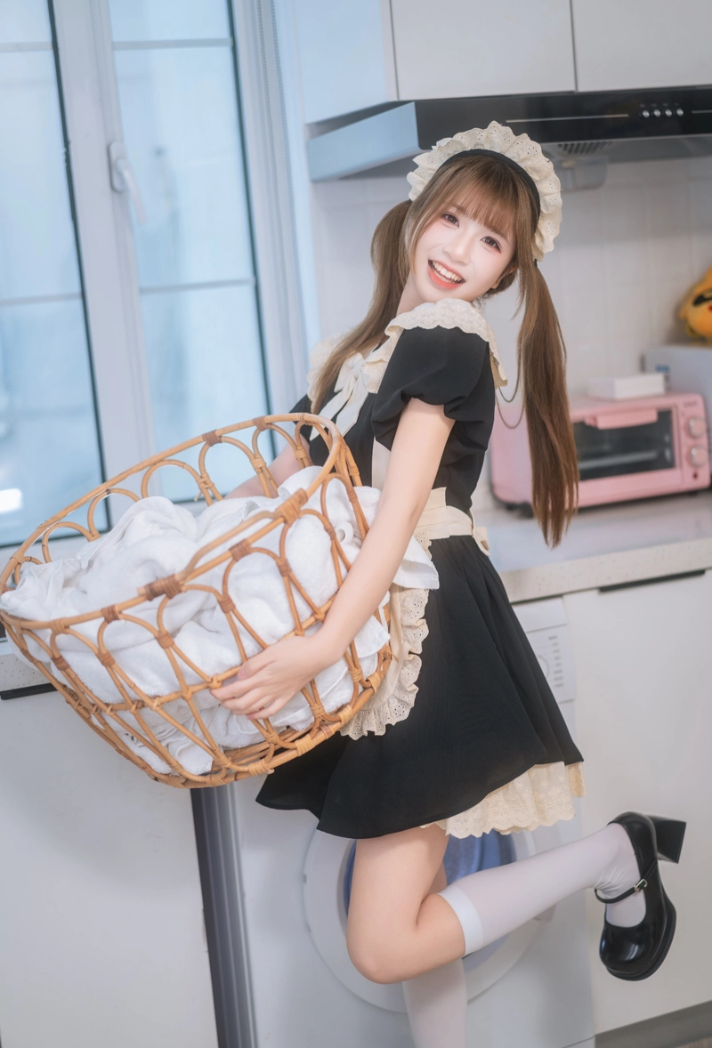 Hình gái xinh mặc đồ hầu gái giặt đồ