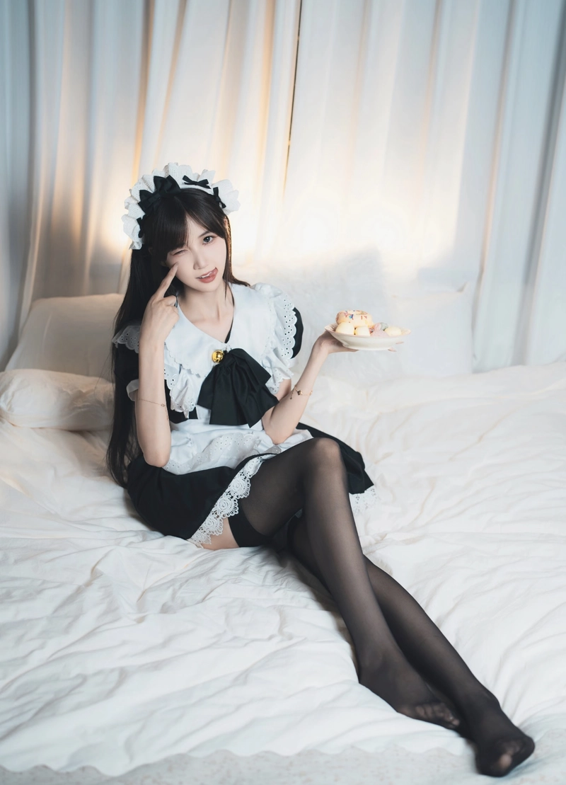 Hình gái xinh mặc đồ hầu gái mặc tất đen
