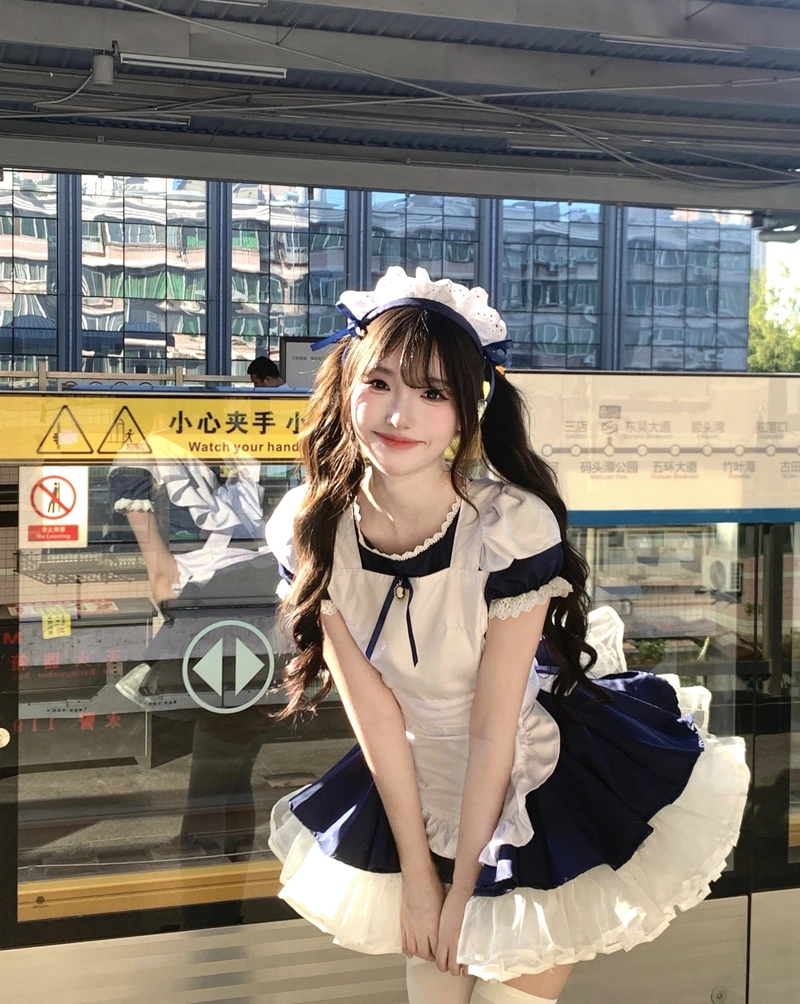 Hình gái xinh mặc đồ hầu gái ở ga tàu