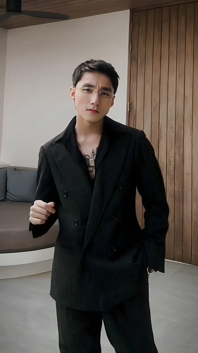 Hình nền Sơn Tùng MTP biểu cảm lạnh lùng