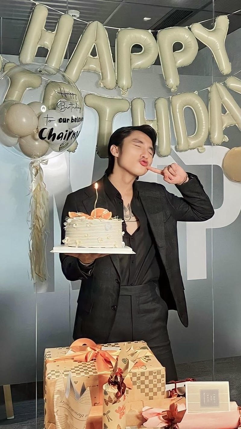 Nền Sơn Tùng MTP trang phục đen cá tính