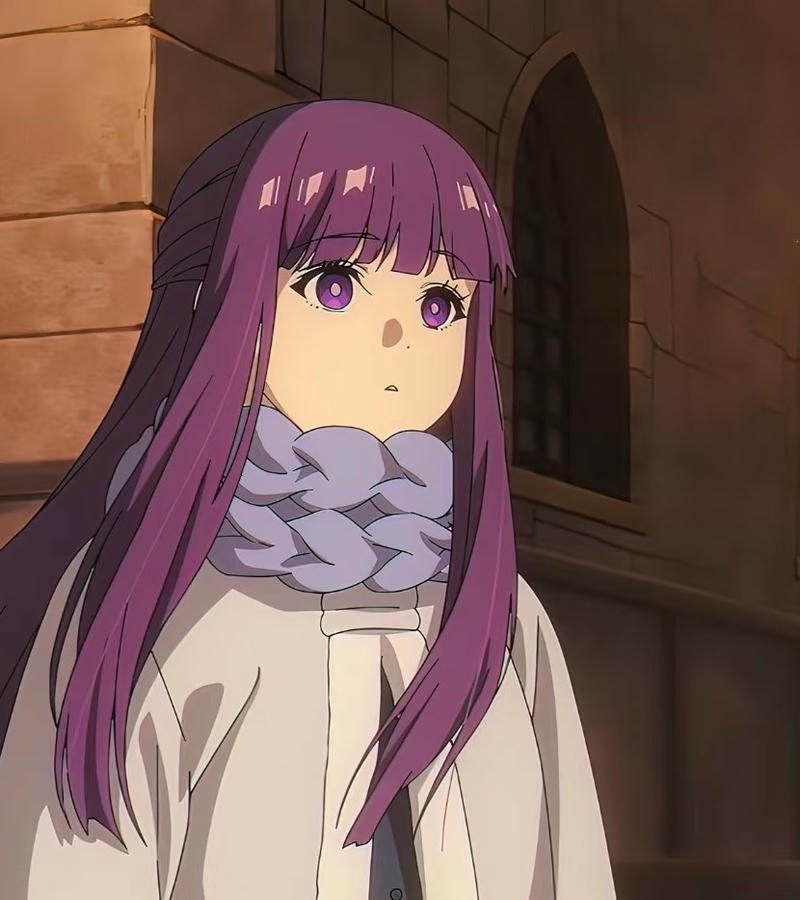 Nhân vật Fern đứng giữa khung cảnh nhẹ nhàng