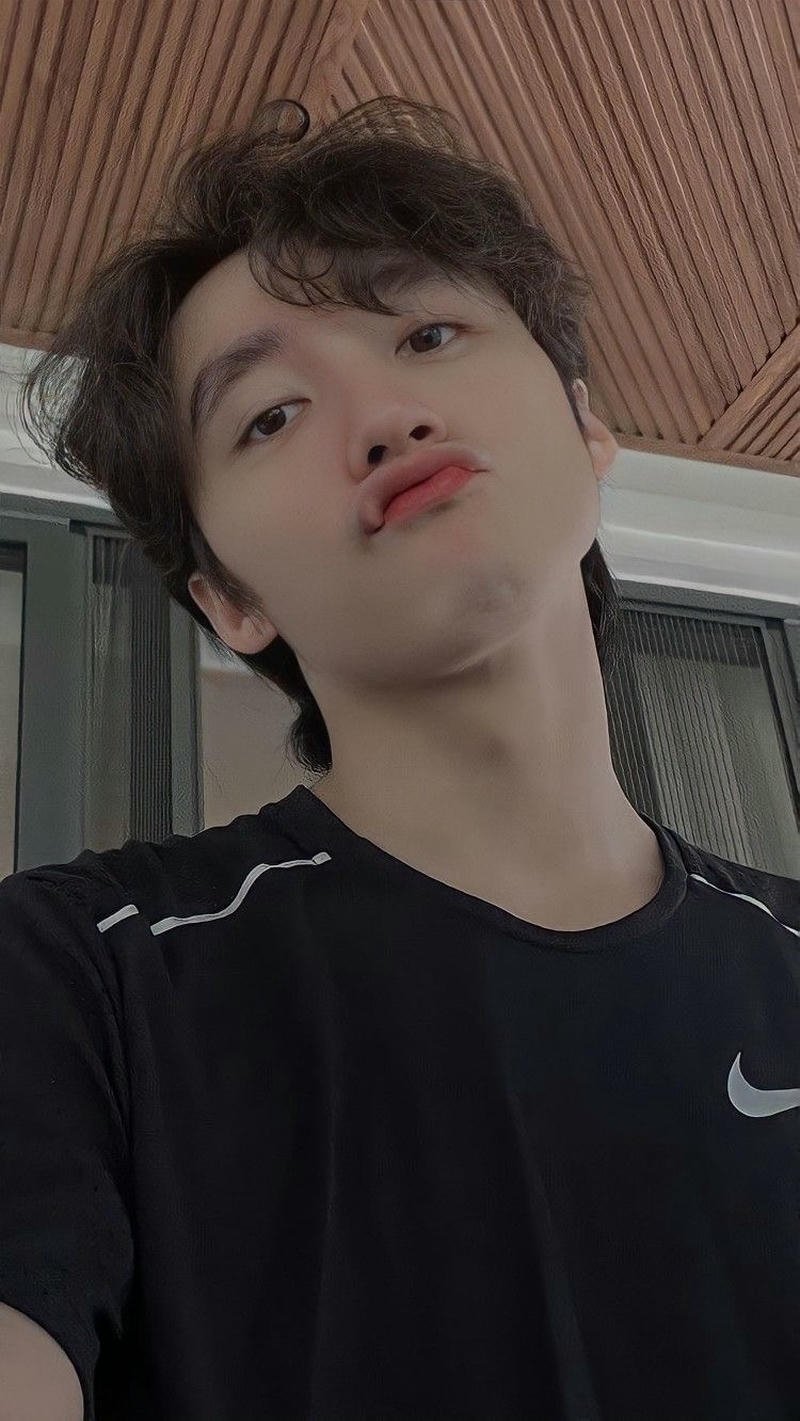 Sơn Tùng MTP tạo dáng trước ống kính làm ảnh nền