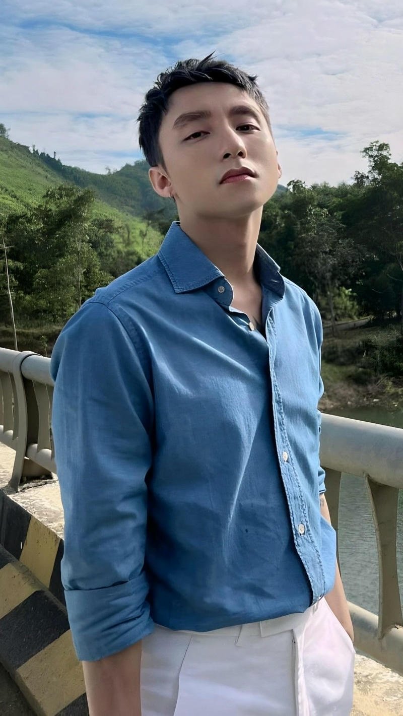 Sơn Tùng MTP với mái tóc nhuộm ảnh nền