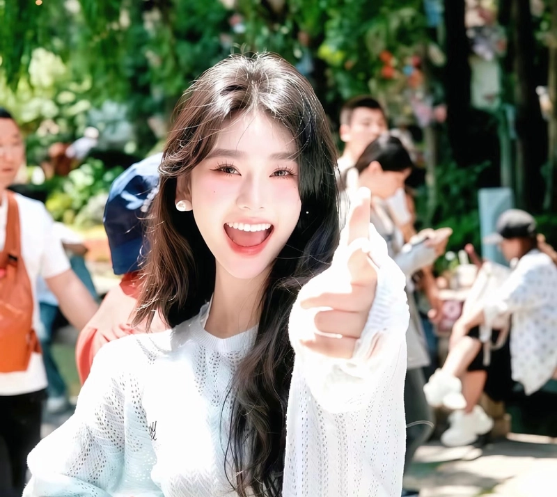 ảnh cô gái tươi vui ánh mắt đầy thiện cảm