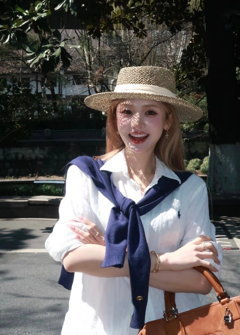 ảnh gái xinh cười đáng yêu trong ánh nắng nhẹ