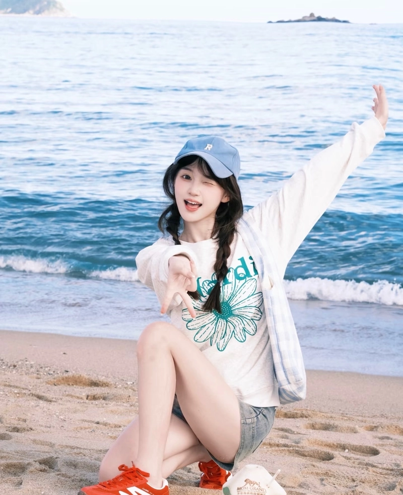 ảnh gái xinh cười nhẹ nét đẹp nền nã