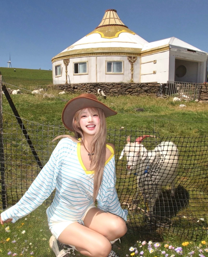 ảnh gái xinh cười rạng rỡ với nụ cười tươi sáng