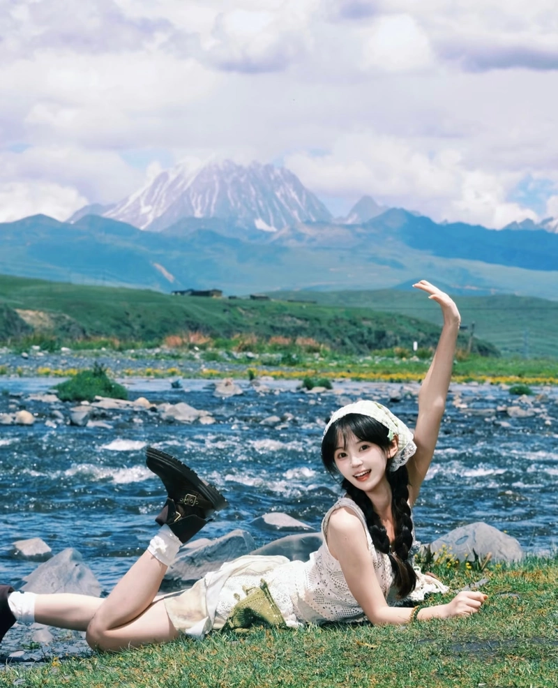 gái xinh cười duyên nét đẹp cân đối