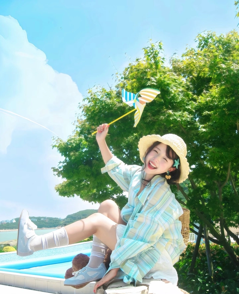 gái xinh cười tỏa nắng với biểu cảm đầy sức sống