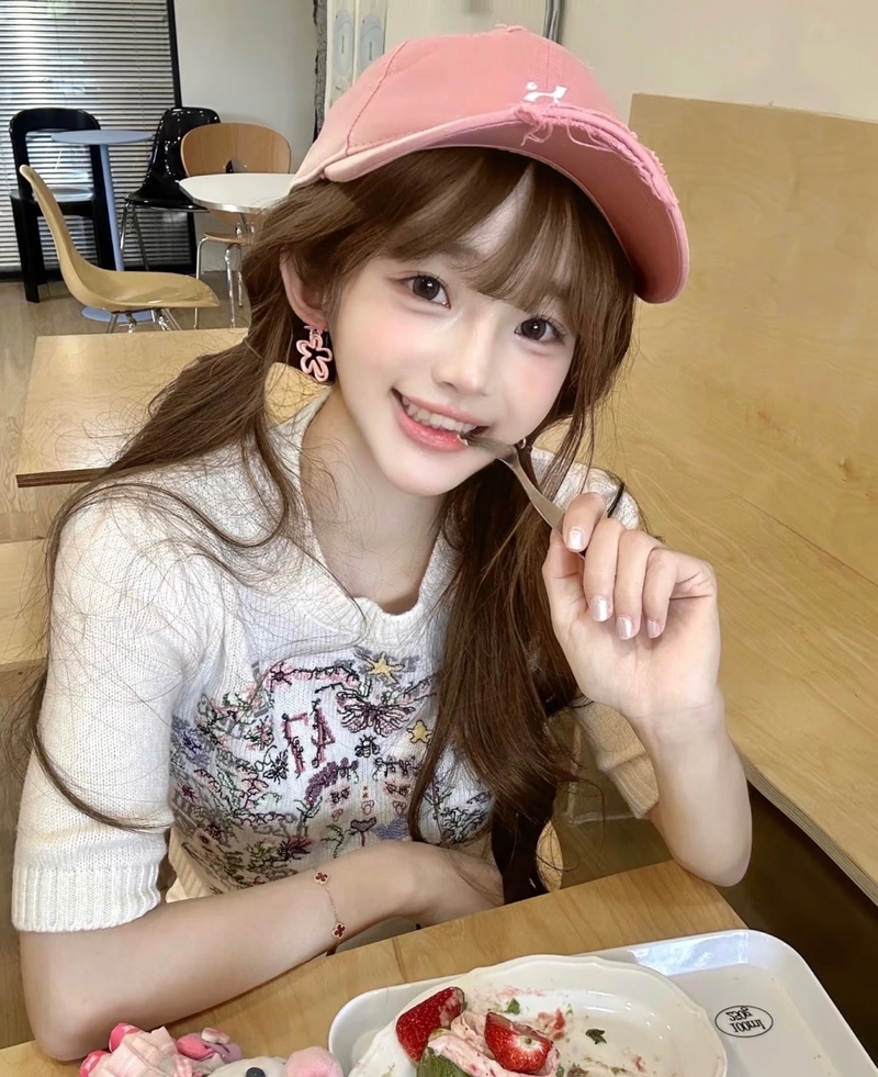 hình ảnh gái xinh cười nhẹ nhàng với ánh mắt sáng