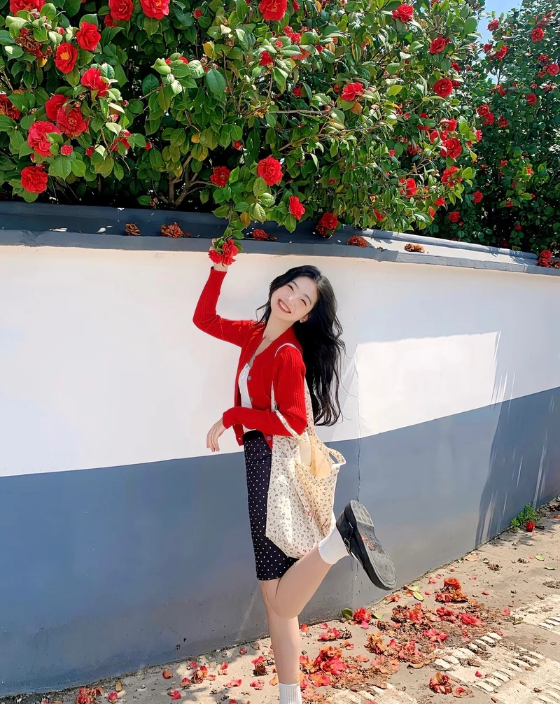 hình ảnh gái xinh cười phong cách chỉn chu