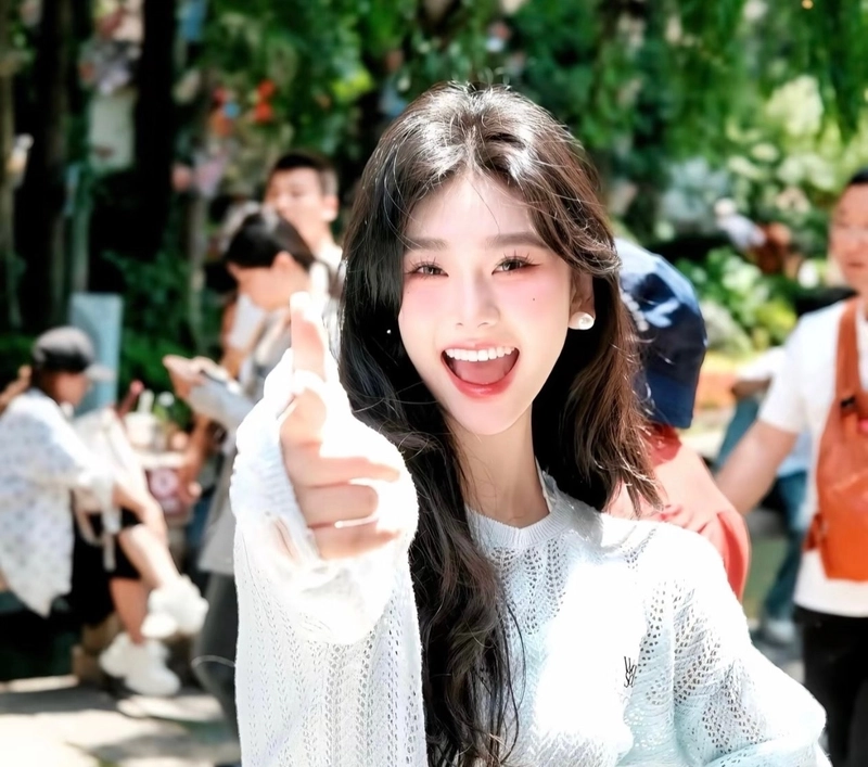 hình ảnh gái xinh cười phong thái đoan trang