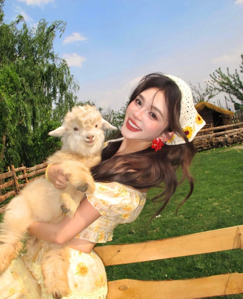 hình ảnh thiếu nữ tươi tắn khoảnh khắc vui vẻ