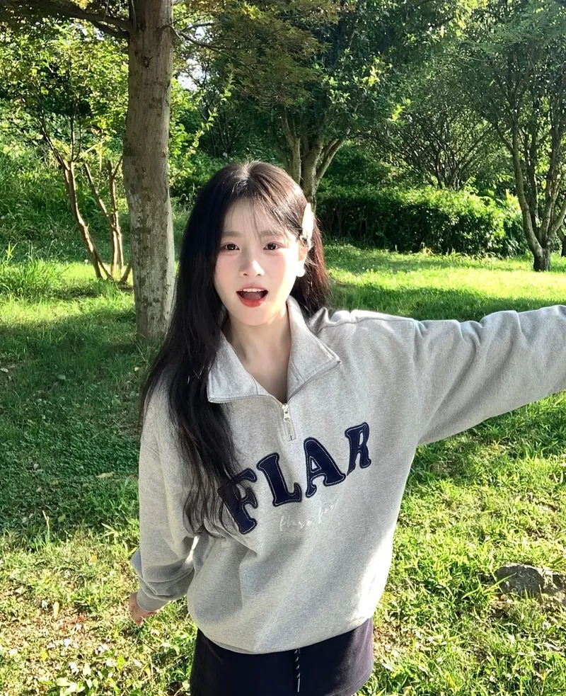 hình gái xinh cười nhẹ nét đẹp nhã nhặn