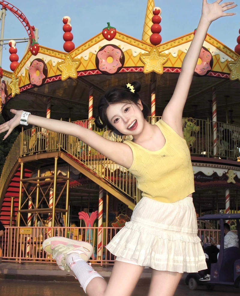 hình gái xinh cười nhẹ phong thái tinh khôi