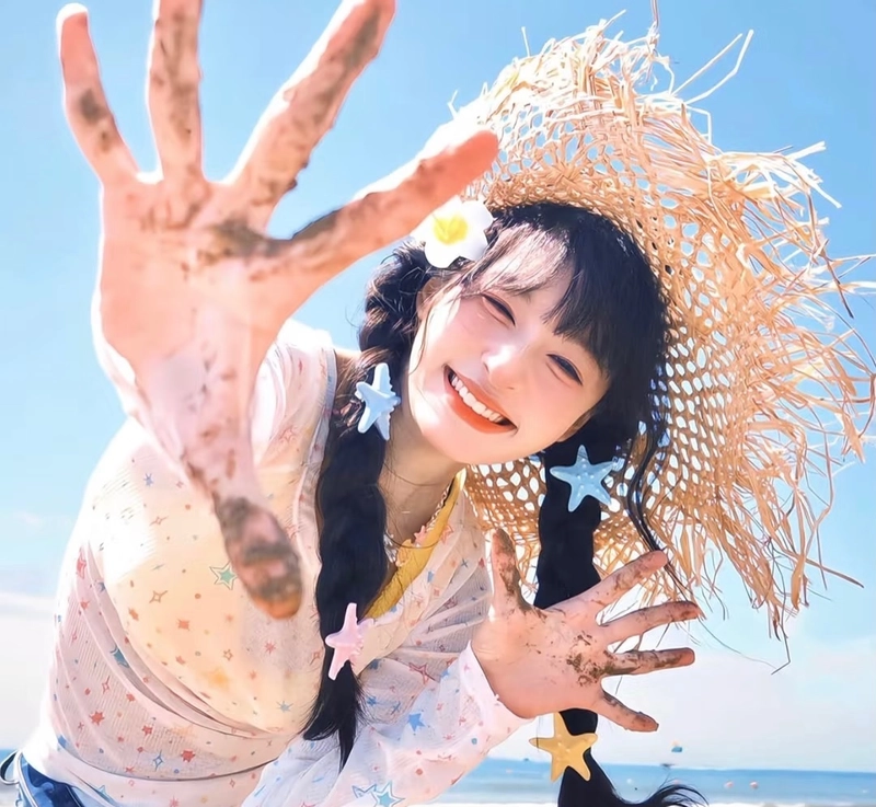 hình gái xinh cười rạng rỡ với nụ cười mê hoặc