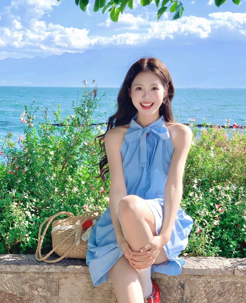 hình gái xinh cười tươi nổi bật với làn da đẹp