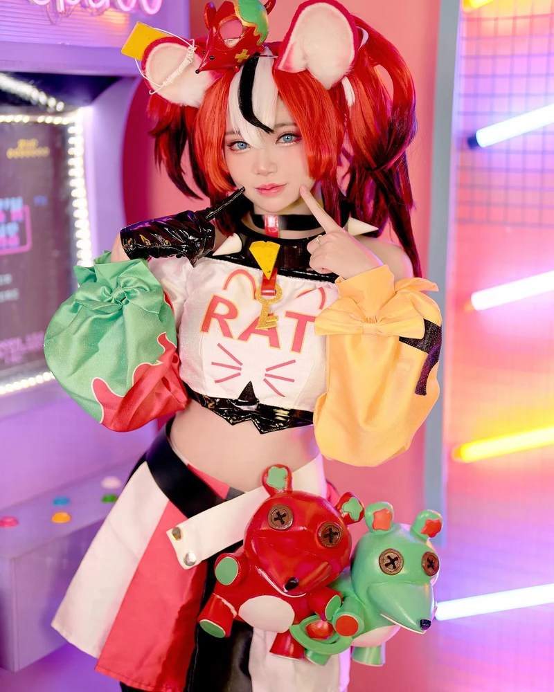 Ảnh Zinie Quỳnh cosplay game nữ với outfit cực ngầu