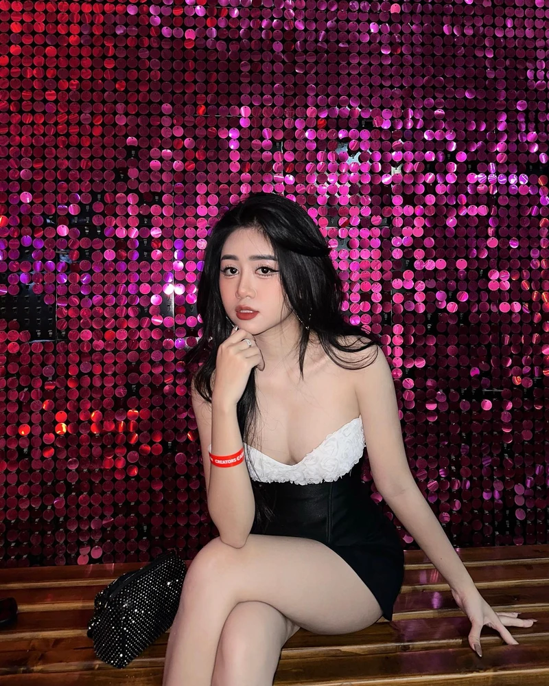 Ảnh bikini Lê Kim Loan tạo dáng ngoài biển cực cuốn hút