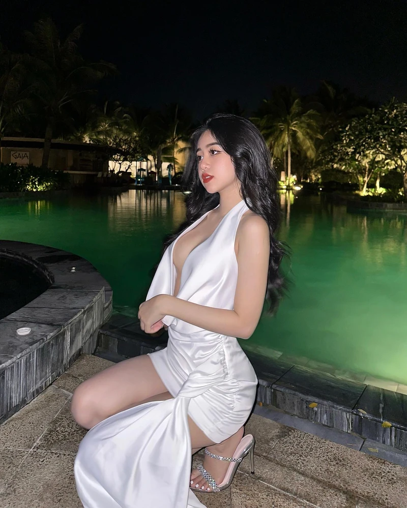 Ảnh đi biển Lê Kim Loan với outfit mùa hè trẻ trung