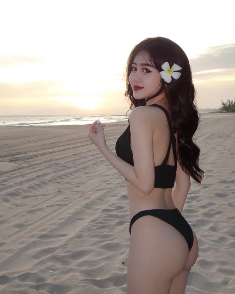 Ảnh hồ bơi Lê Kim Loan bikini phong cách hot girl hiện đại