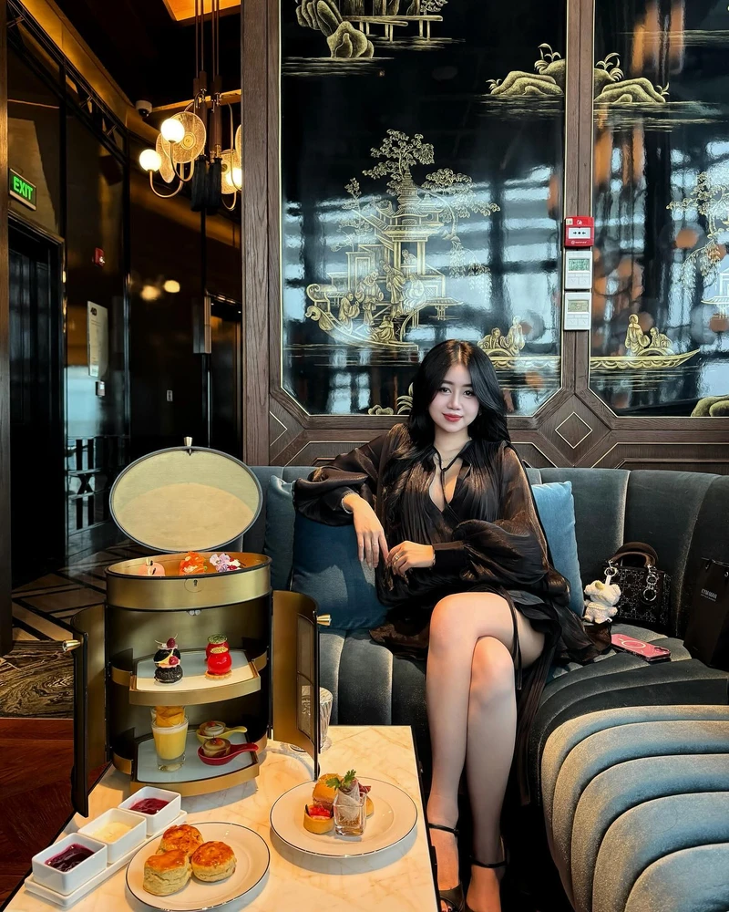 Dáng ngồi hồ bơi của Lê Kim Loan nhìn rất tự nhiên