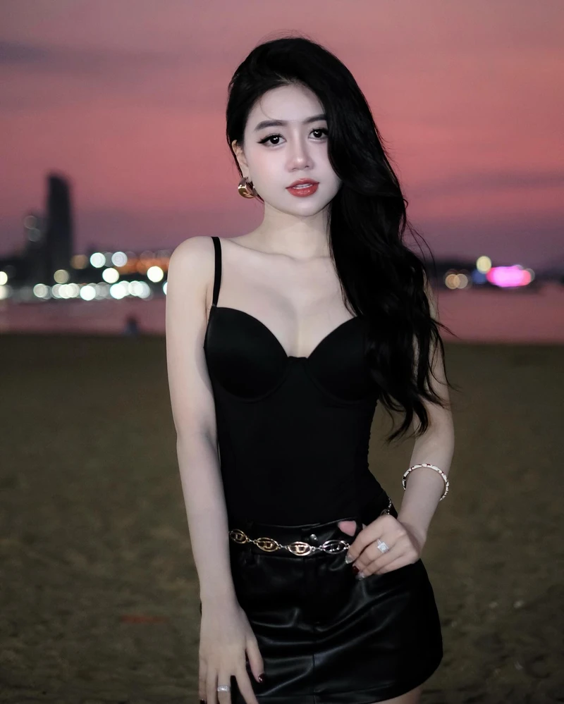 Đồ bơi màu sáng giúp Lê Kim Loan nổi bật hơn trên biển