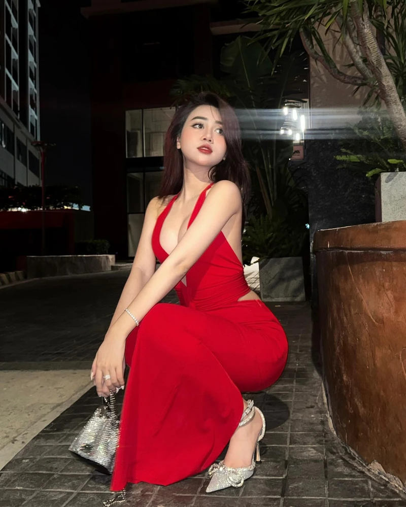 Hình ảnh gái xinh Lê Kim Loan mặc đồ bơi phong cách trẻ trung