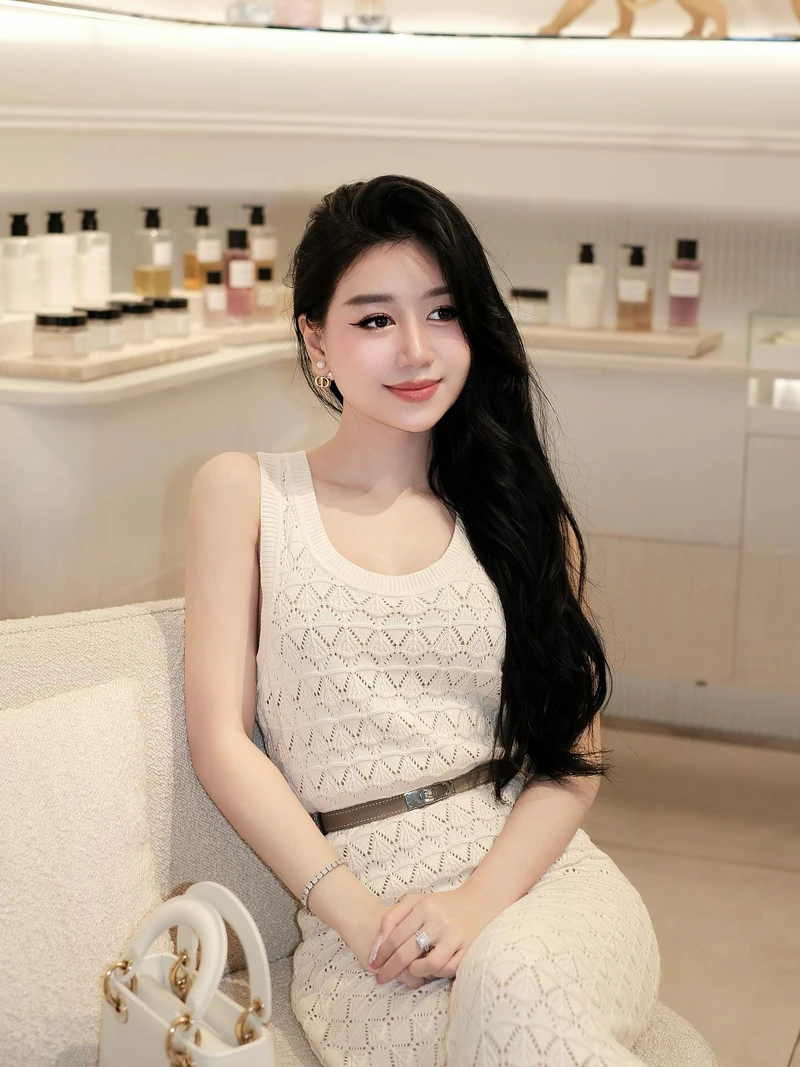 Kiểu đồ bơi đơn giản hợp phong cách trẻ trung của Kim Loan