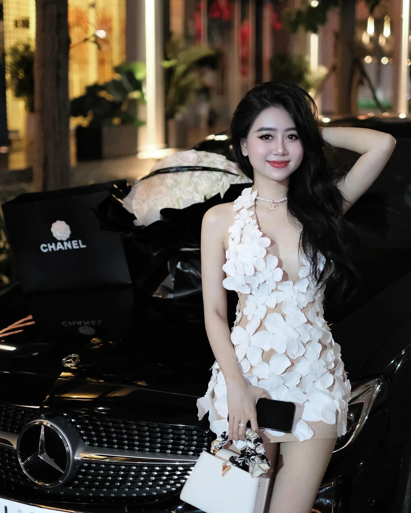Kiểu tạo dáng đơn giản nhưng hợp phong cách hot girl hiện đại