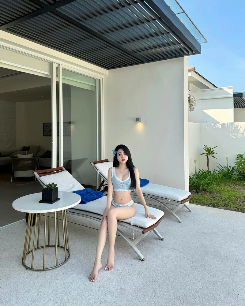 Lê Kim Loan bikini chụp góc nghiêng nhìn rất cuốn hút