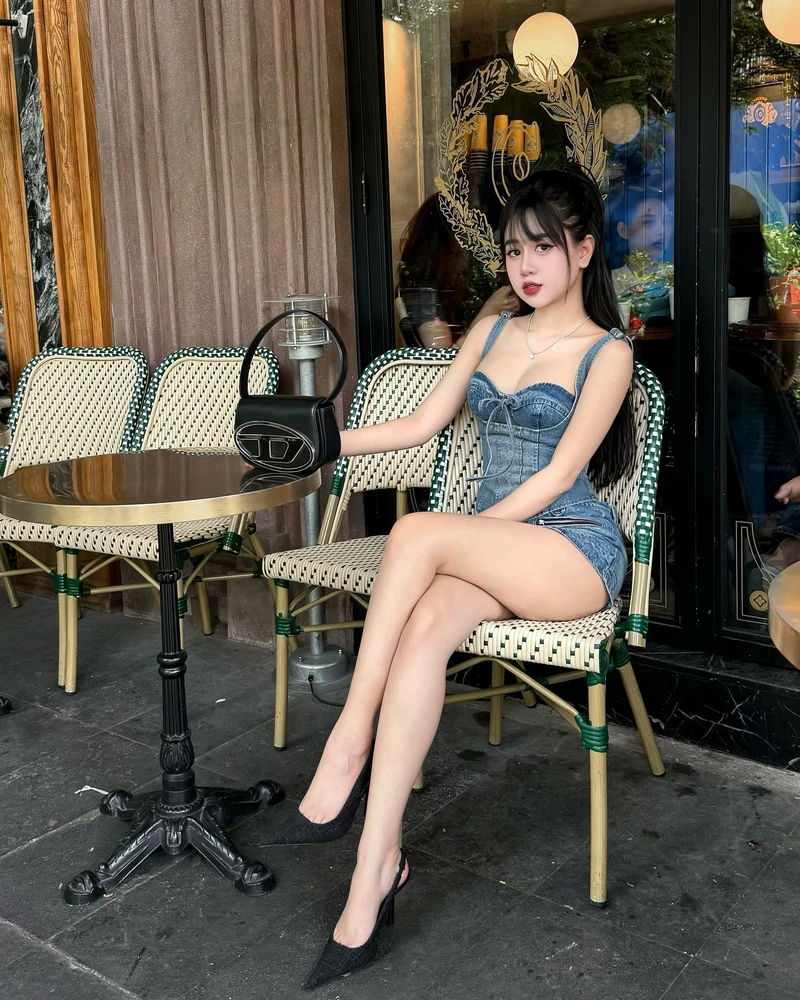 Lê Kim Loan bikini trắng tạo dáng trên bãi cát cực đẹp
