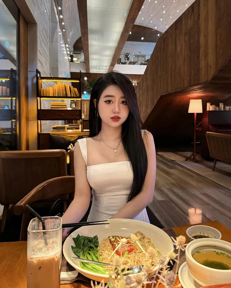 Lê Kim Loan diện đồ bơi đi biển với thần thái nổi bật