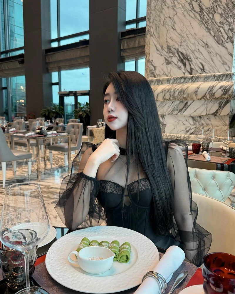 Lê Kim Loan mặc bikini bên hồ bơi phong cách tự nhiên
