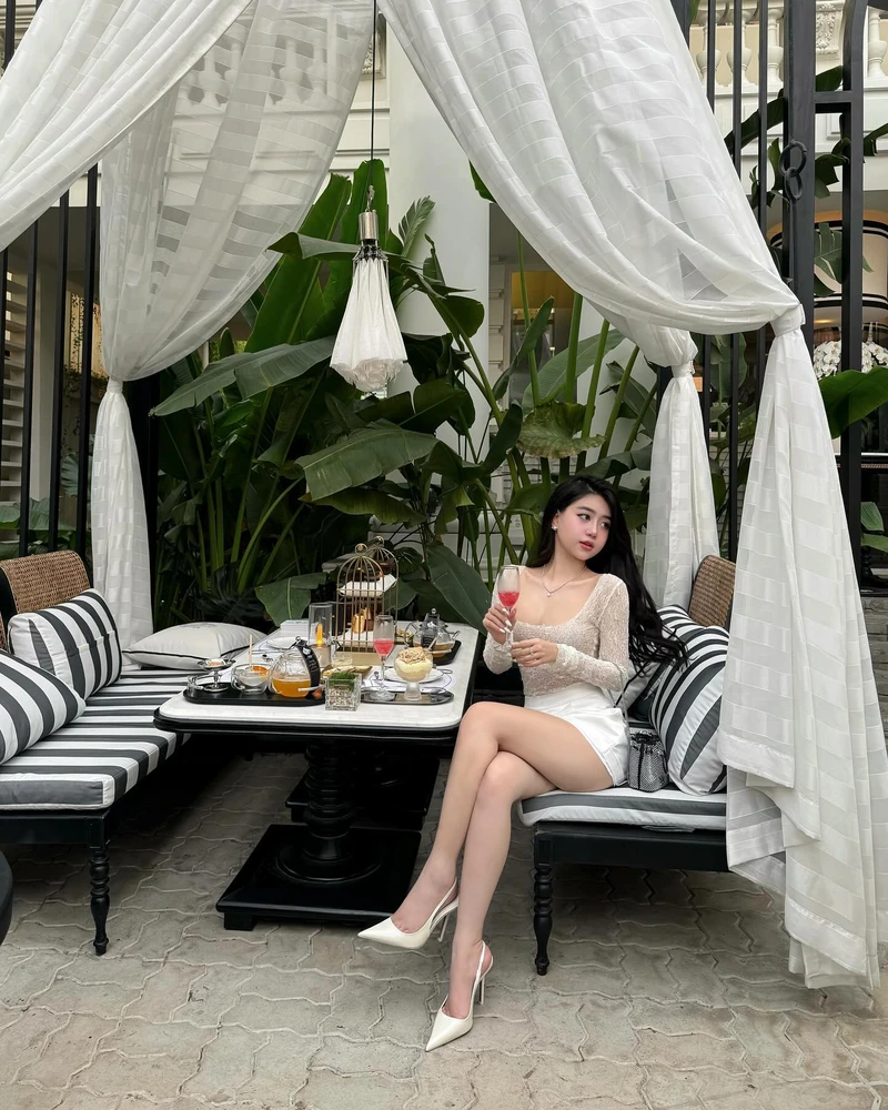 Lê Kim Loan với outfit bikini hot girl phong cách hiện đại