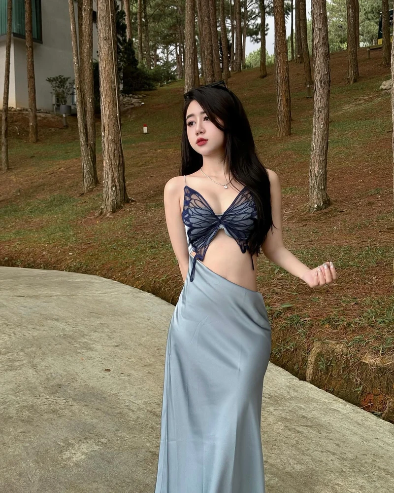 Outfit đi biển của Lê Kim Loan hợp phong cách gái xinh