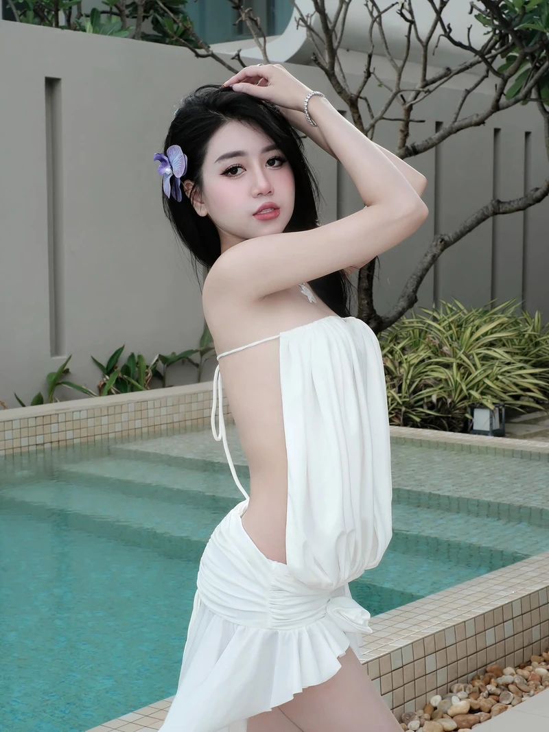 Tạo dáng quay lưng của Lê Kim Loan hợp ảnh bikini mùa hè