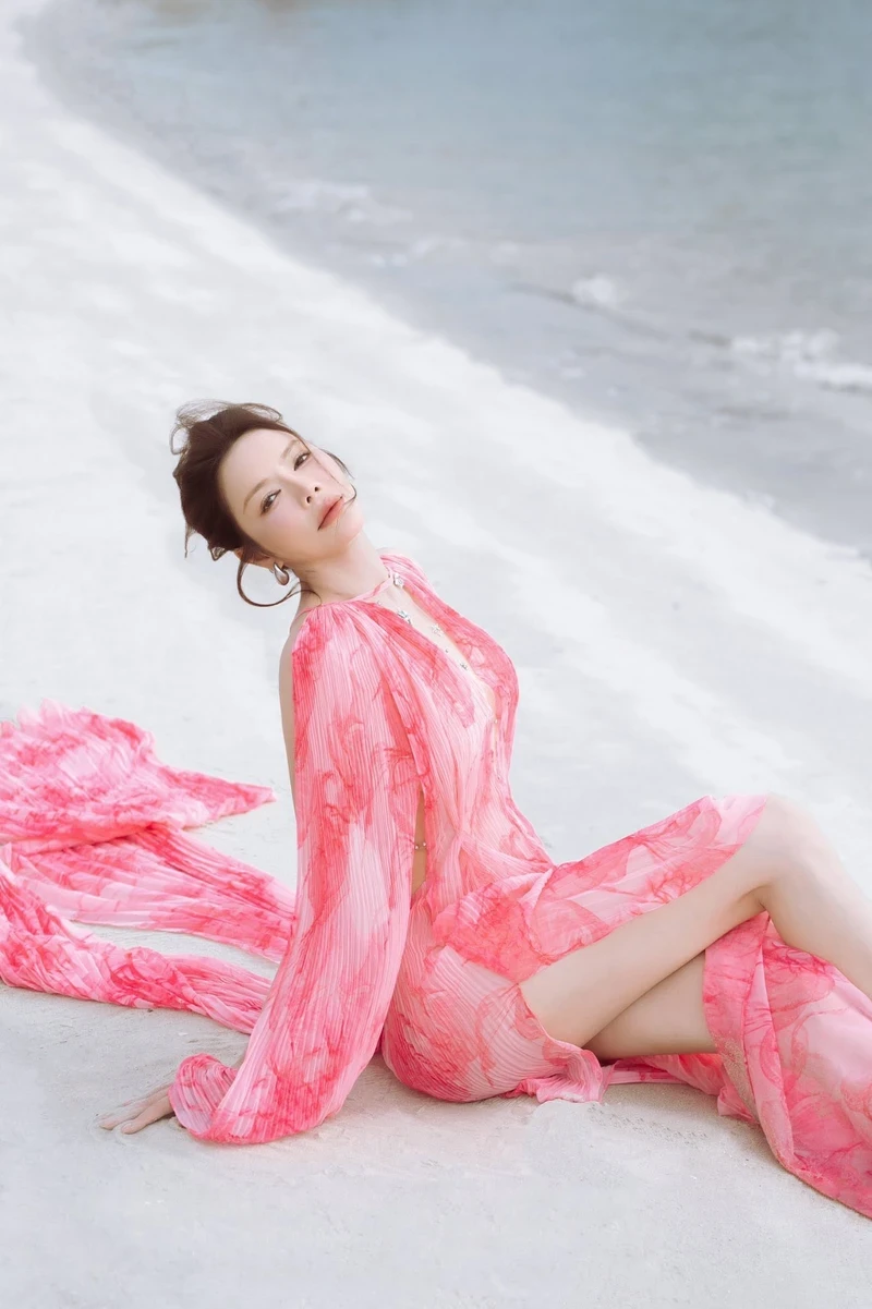 Hình Lý Nhã Kỳ bikini quyến rũ thanh thoát nhẹ nhàng